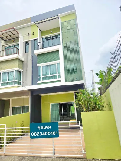 Maison de ville 3 chambres à louer près de la station ARL Ramkhamhaeng, photo 1 sur 5