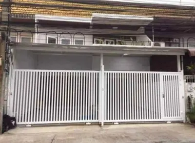 4-bed townhouse for rent near BTS Punnawithi, photo 1 of 5