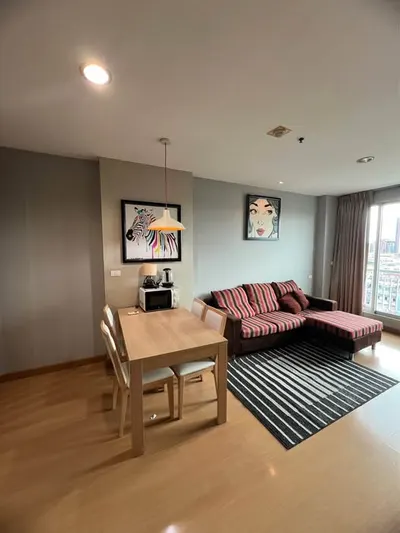 2-bed condo for rent near MRT Huai Khwang, photo 1 of 5