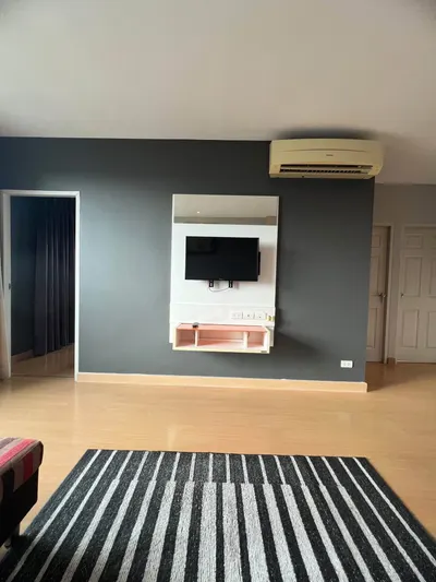 2-bed condo for rent near MRT Huai Khwang, photo 5 of 5