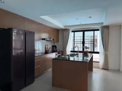 Maison 4 chambres à louer près de la station BTS Thong Lo, photo 3 sur 5