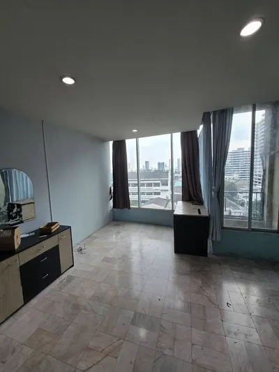 Studio à vendre près de la station MRT Phahon Yothin, photo 3 sur 5