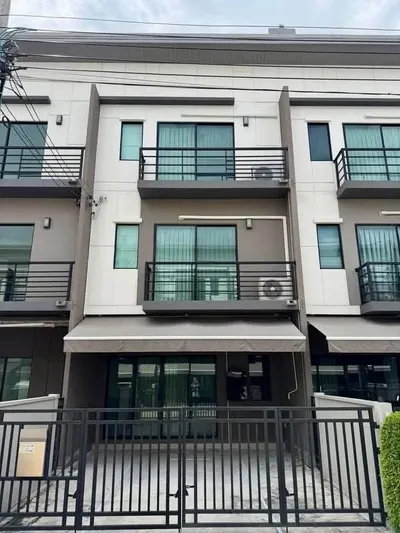 MRT 兰英他3站附近的3房联排别墅出售，第1张，共5张
