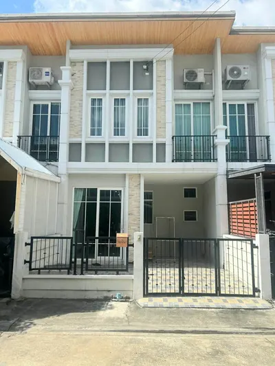 Maison de ville 3 chambres à louer près de la station MRT Ram Inthra 3, photo 1 sur 5