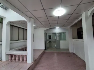 Maison de ville 2 chambres à vendre près de la station MRT Khlong Bang Phai, photo 2 sur 5