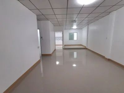 Maison de ville 2 chambres à vendre près de la station MRT Khlong Bang Phai, photo 3 sur 5