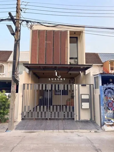 Maison de ville 3 chambres à louer près de la station BTS Ekkamai, photo 2 sur 5