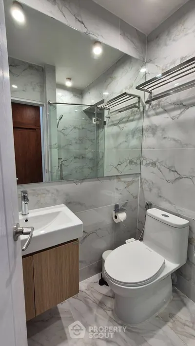 1-bed condo for rent near MRT Huai Khwang, photo 3 of 5