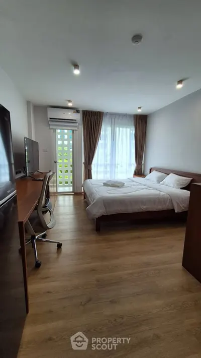 1-bed condo for rent near MRT Huai Khwang, photo 1 of 5