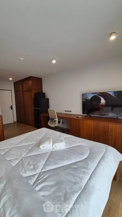 1-bed condo for rent near MRT Huai Khwang, photo 2 of 5