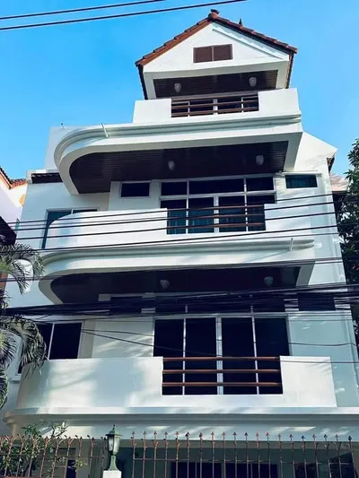 5-bed house for rent near BTS Phrom Phong, photo 1 of 5