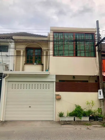 3-bed townhouse for rent near MRT Huai Khwang, photo 1 of 5