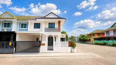 4-bed townhouse for sale near MRT Yaek Nonthaburi 1, photo 1 of 5