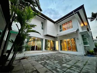 Maison 4 chambres à louer près de la station MRT Lat Phrao, photo 1 sur 7