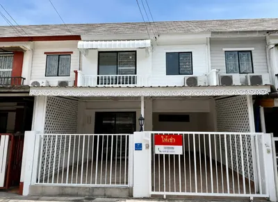 3-bed townhouse for rent near MRT Lak Song, photo 1 of 5