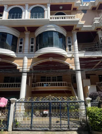 Maison de ville 5 chambres à louer près de la station BTS Thong Lo, photo 1 sur 5