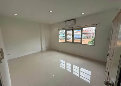 Maison de ville 5 chambres à louer près de la station BTS Thong Lo, photo 2 sur 5