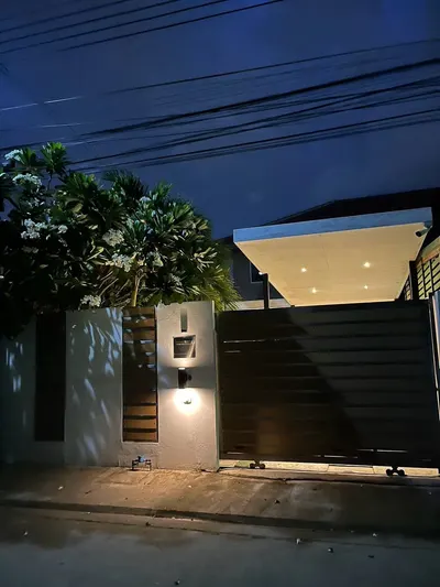 MRT 邦拉艾站附近的3房独栋住宅出租，第1张，共5张