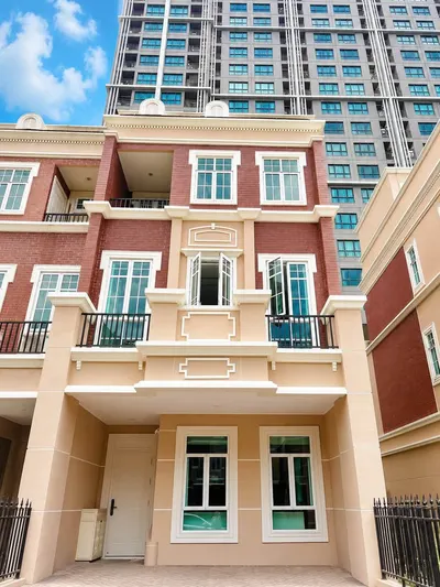 4-bed townhouse for rent near BTS On Nut, photo 1 of 5