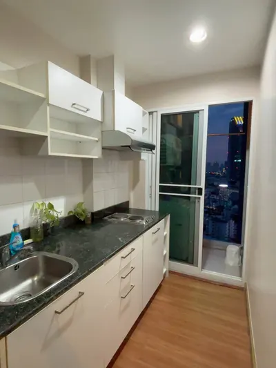 1-bed condo for rent near MRT Huai Khwang, photo 4 of 5