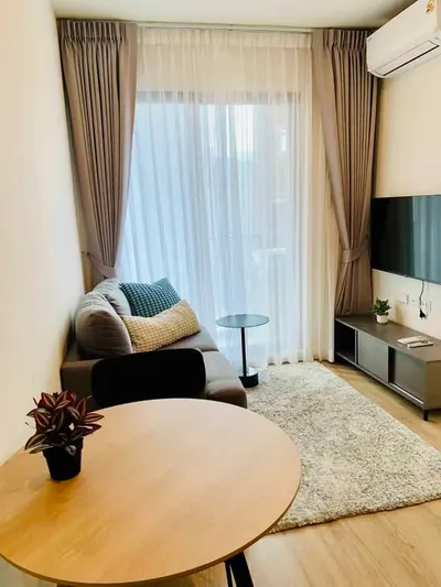 1-bed condo for rent near MRT Huai Khwang, photo 1 of 5