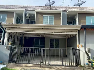 Maison de ville 3 chambres à louer près de la station BTS Bang Na, photo 1 sur 5