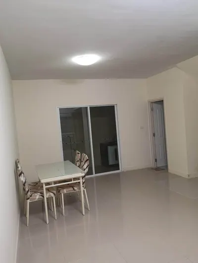 Maison de ville 3 chambres à louer près de la station BTS Bang Na, photo 3 sur 5