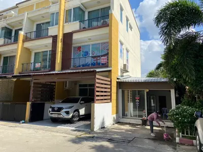 Maison de ville 3 chambres à vendre près de la station MRT Lat Phrao 101, photo 1 sur 5