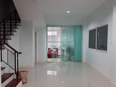 Maison de ville 3 chambres à vendre près de la station MRT Lat Phrao 101, photo 4 sur 5