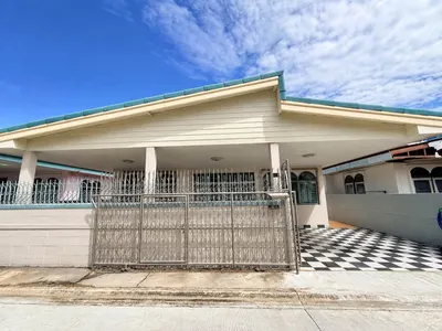 3-bed house for rent near MRT Chok Chai 4, photo 1 of 5