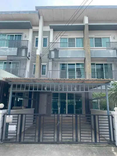 Maison de ville 3 chambres à louer près de la station BTS Srinagarindra, photo 1 sur 5