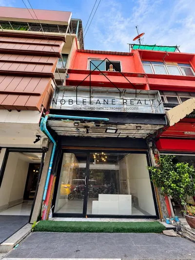 Commercial space for rent near MRT Huai Khwang, photo 1 of 5