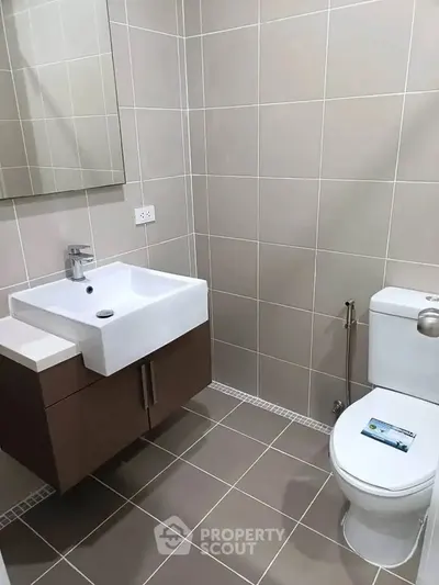 1-bed condo for rent at Hive Sathorn Condo, photo 4 of 5