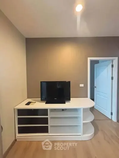 1-bed condo for rent at Hive Sathorn Condo, photo 3 of 5