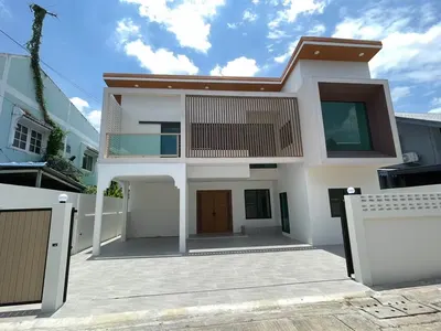 5-bed house for sale near MRT Lat Phrao, photo 1 of 5