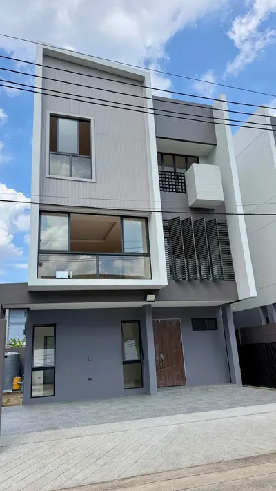 3-bed house for rent near MRT Lat Phrao 101, photo 2 of 5