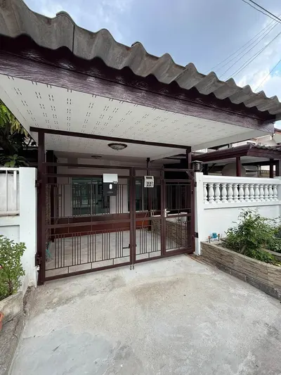 Maison de ville 3 chambres à louer près de la station MRT Bang Kapi, photo 2 sur 5