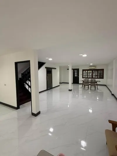 Maison de ville 3 chambres à louer près de la station MRT Bang Kapi, photo 3 sur 5