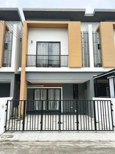 Maison de ville 2 chambres à louer près de la station MRT Khlong Bang Phai, photo 1 sur 5