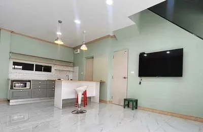 Maison de ville 2 chambres à louer près de la station MRT Khlong Bang Phai, photo 3 sur 5