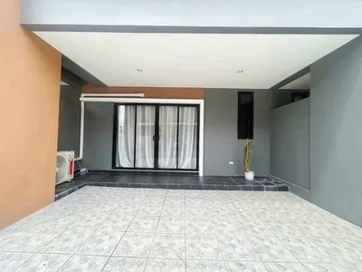 Maison de ville 2 chambres à louer près de la station MRT Khlong Bang Phai, photo 2 sur 5