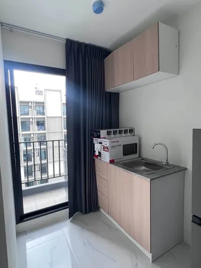 Condo à louer près de la station MRT Huai Khwang, photo 3 sur 5