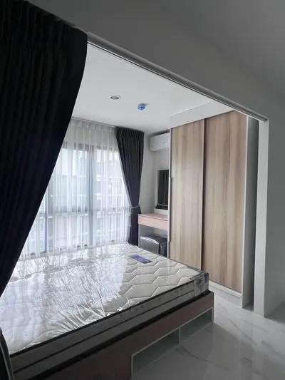 Condo à louer près de la station MRT Huai Khwang, photo 1 sur 5