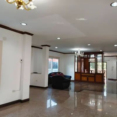 MRT 辉煌站附近的4房独栋住宅出租，第2张，共5张