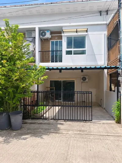 3-bed townhouse for rent in Suan Luang, photo 1 of 5