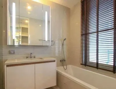 2-bed condo for rent near MRT Si Lom, photo 4 of 5