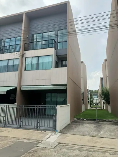 3-bed townhouse for sale near MRT Lat Phrao, photo 1 of 5