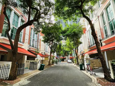 Baan klang Krung (British Town - Thonglor)の4ベッドルームタウンハウス（賃貸）、写真2/5