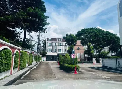 3-bed townhouse for rent near MRT Bang Kapi, photo 1 of 5