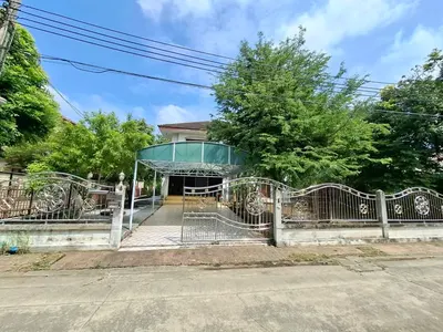 MRT 邦凯站附近的3房独栋住宅出售，第1张，共5张